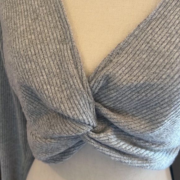 Twisted front crop top - Picture 3 of 6